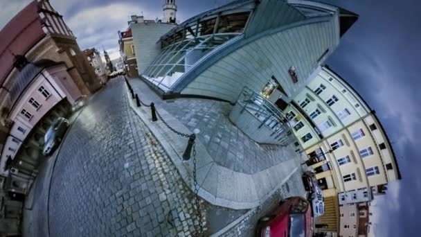 Lille Tiny Planet 360 graders uafhængighedsdag Opole Downtown Market Square gotisk stil klokketårn Polens historie i arkitektur Gamle og nye bygninger – Stock-video