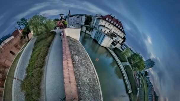 Lille Tiny Planet 360 graders Opole Embankment Romantisk Rådhusplads Gamle Bygninger langs Kanalen Katedral Turisme Erhverv Uddannelse Link of Times – Stock-video