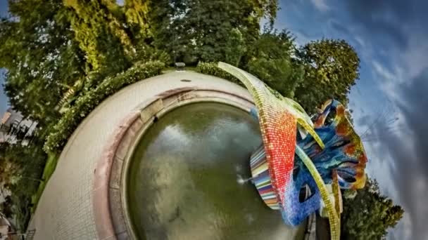 Kleiner winziger Planet 360 Grad Unabhängigkeit Tag Opole Erholung Erholungsort Stadt Brunnen im Park Menschen genießen die Natur und warmen sonnigen Tag bezaubernde Skulptur — Stockvideo