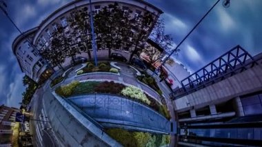 Küçük küçük gezegen 360 derece yağmurlu akşam Şehir Meydanı büyüleyici Şehir Meydanı manzaraları Opole zaman uçar Dünya'nın eski şehir, günlük hayat döner olduğunu