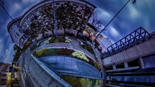 小小 360 度雨季晚上市广场迷人镇广场景点的奥波莱时间苍蝇地球是旋转旧城日常生活 — 图库视频影像