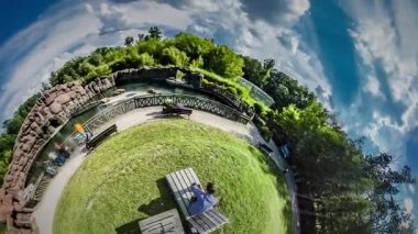 Küçük küçük gezegen 360 derece peyzaj tasarım yapay yaşam alanı, hayvanlar hayvanat bahçesinde yaz güneşli gün manzaraları, Opole toprak dönen doğa, gezegendir