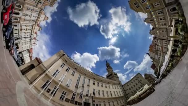 Konijn gat planeet 360 graden Opole onafhankelijkheid dag oude plein Bell Tower Vintage kerkgebouwen trap geschiedenis van Polen indrukwekkend uitzicht symbool van tijd — Stockvideo