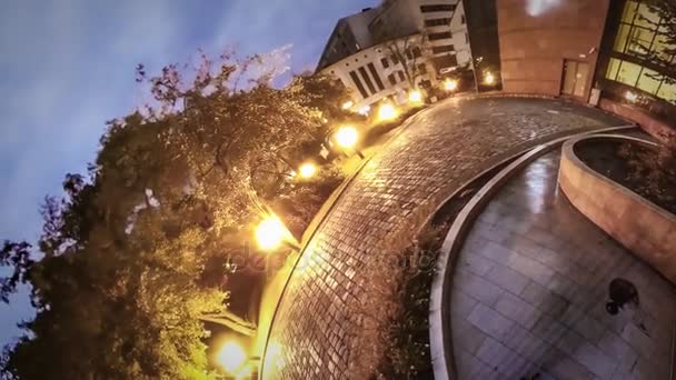 Kleiner winziger Planet 360 Grad Vatertag Opole virtuelle Abendallee philharmonia neues Gebäude bezaubernde Stadtstruktur aus Glaspaneelen auf einem quadratischen Dämmerung — Stockvideo