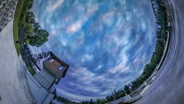 Conejo agujero planeta 360 grados noche cielo observación torre sobre río Opole presa tiempo vuela rápido Cloudscape patrón está cambiando problema de agua dulce — Vídeo de stock