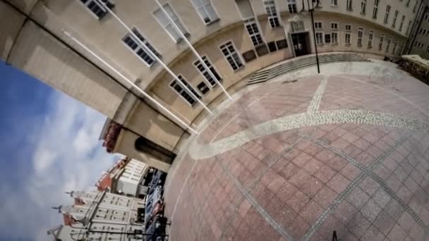 Kleine kleine planeet 360 graden Opole onafhankelijkheid dag oude plein Bell Tower Vintage kerkgebouwen trap geschiedenis van Polen indrukwekkend uitzicht symbool van tijd — Stockvideo