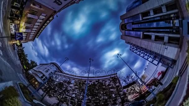 Królik otworów planety 360 stopni Opole Dzień Niepodległości rynku kwadrat deszczowe chmury wieczorne niebo nad miastem, mało osób w pośpiechu Symbol czasu, który leci — Wideo stockowe