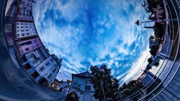 Kanin hål Planet 360 graders Double Bridge Opole sevärdheter människor i skynda tid är flyger världen är ändra jorden i rymden slöseri av tid stadens gator i skymningen — Stockvideo