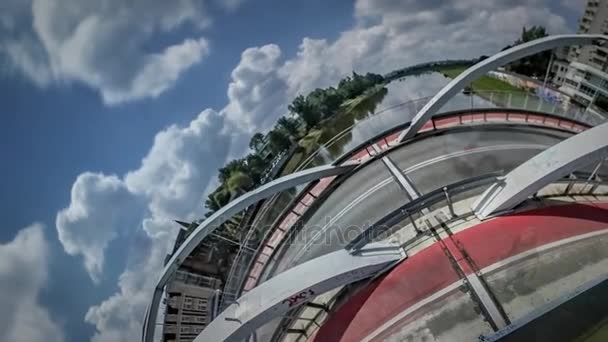 Μικρό μικροσκοπικό πλανήτη 360 βαθμού αυτοκινήτου γέφυρα ποταμού Odra σε Opole με κόκκινο ποδήλατο Lane Cityscape στην ηλιόλουστη ημέρα γης είναι περιστρεφόμενη παλαιά και νέα κτίρια σε μια τράπεζα — Αρχείο Βίντεο