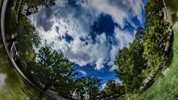 Rabbit Hole Planet 360 Green Fresh Park v Summer City Planet Panorama symbolem času, který letí země ve vesmíru modrá Perla vesmíru přírodní vody Sky — Stock video