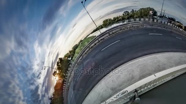 Pequeño planeta 360 grados atardecer detrás de los árboles Vista del puente natural Opole sobre el paisaje urbano de Oder River y el paisaje nuboso Hermosa ciudad para el turismo y el descanso — Vídeo de stock