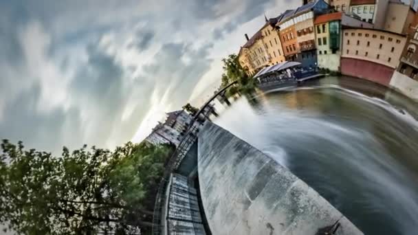 Kleine kleine planeet 360 graden oude stad Dam Water stromen over oude stad aarde in de ruimte parel van het universum dreiging van verontreiniging beschermen aard van de planeet — Stockvideo