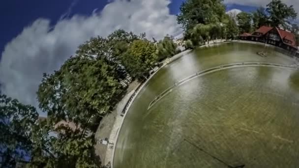 Lilla Tiny Planet 360 graders Fountain Park blå himmel blekning grå regniga molnen Storm naturkatastrof hot om förorening Opole landskap natur — Stockvideo