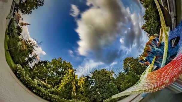 Nyúl lyuk bolygó 360 fokos apja Opole rekreációs üdülőhely város napja Fountain Park az emberek élvezni a természet és a meleg napsütéses napon varázslatos szobor — Stock videók