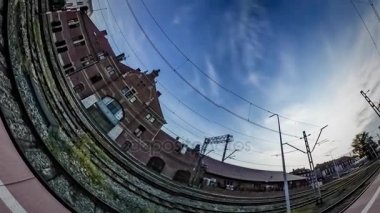 Tavşan deliği gezegen 360 derece eski Tren Garı demiryolu Panoraması güneşli gün tren geldi ve seyahat boyunca Polonya ulaşım başlamaktadır