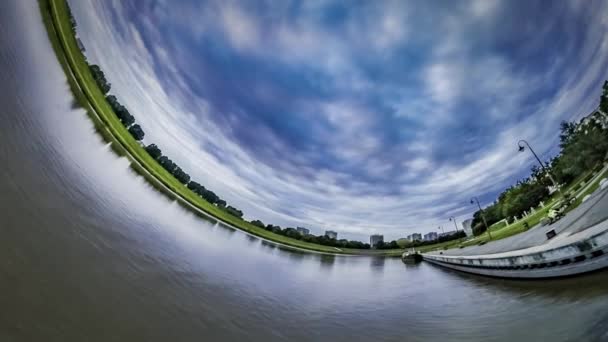 Rabbit Hole Planet 360 Degré Road by River Green Pelouses fraîches d'été sur le bord de la ville Belle soirée Paysage nuageux à Opole Terre dans l'espace Nature — Video