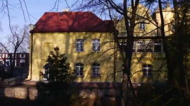 Kış günü eski bir ev ve bahçe.