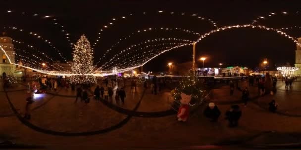 360 vr Vídeo Kiev Downtown em Passeio de Natal Entre as Pessoas Entretenimento na Praça Sophia Árvore Principal Bew Ano Decorado com Luzes Animadores Carrossel — Vídeo de Stock