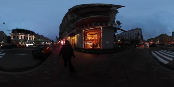 360 vr Video gece görünümü, sözleşme Meydanı yaya geçidi şehir trafiğinde akşam Kiev şehir merkezine ışıklı geri Vintage binalar kameraman yürüyüş olduğunu — Stok video