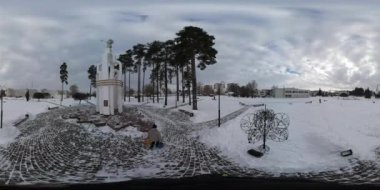 360 vr Video Memorial Chernobyl kahramanlar Noel arifesi için zemin bulutlu gökyüzü küçük şehir parkları ve evler bir ufuk temiz kar kapakları kış