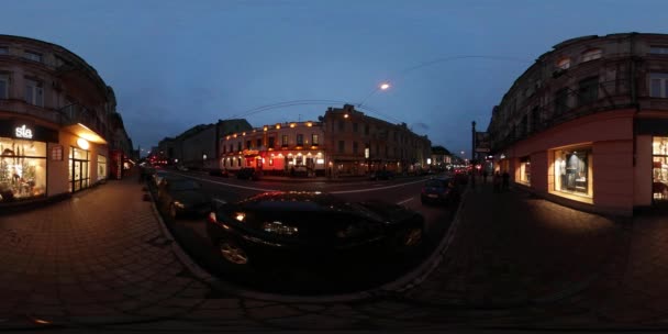 360 vr Video vitrines van modieuze winkels Contract Square Boulevard Kiev Downtown verlichting mooie nacht weergave mensen silhouetten door Vintage gebouwen — Stockvideo