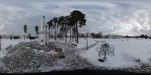 360 vr チェルノブイリの英雄クリスマスイブにビデオ記念冬小町公園や地平線のきれいな雪カバーに家で地面の曇り空 — ストック動画