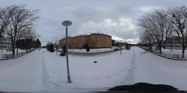 360 vr Video Estilo soviético Calle nevada Gente caminando por la pequeña ciudad en el área residencial de invierno Árboles de ramas desnudas Cielo nublado Panorama del distrito — Vídeo de stock