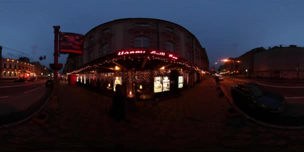 360 vr Video Cafe Shop Kiev şehir merkezinde iç görünür aracılığıyla pencere Fire Burning içinde parlak ışıklı oda gece Cityscape in Kiev olmasıdır — Stok video