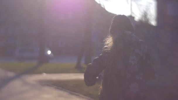 Fair-Haired menina aprende a montar em sua nova bicicleta — Vídeo de Stock