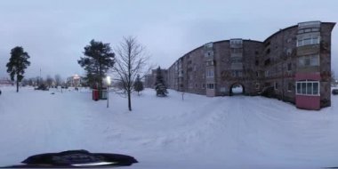 360 vr Video rahat konut alan kameraman alarak görünümü, O'nun yürüyüş küçük kasaba Şube İl Cityscape Çocuk Bahçesi Park etmiş arabalar tarafından