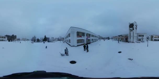 360 vr Video Navidad en Slavutich Familias Niños en Wintery Square Park Camarógrafo Filmando Vacaciones en Ciudad Pequeña Supermercado La gente se divierte al aire libre — Vídeo de stock