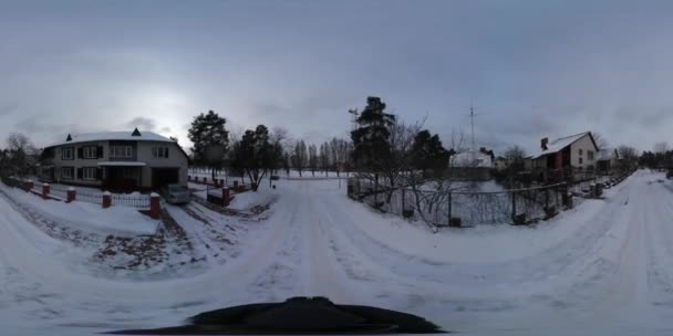 360 vr Video kameramannen tar Visa av små Town landsbygdens landskap vintriga provinsiella stadsbilden promenad i bostads området stugor i lugn plats Sunset — Stockvideo