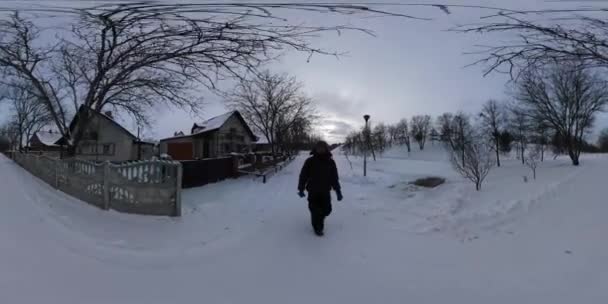 360 vr vídeo Cameraman Caminhada ao longo da rua rural Vista para a borda da cidade Pequena cidade Wintry Provincial Cityscape Pátios são cercados Árvores nuas — Vídeo de Stock