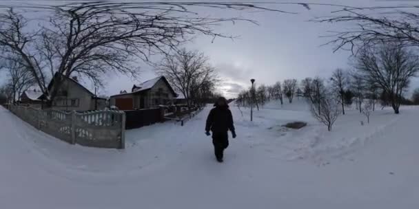 360 vr Video Cameraman Passeggiata lungo la strada rurale Prendendo visione del bordo della città Piccola città Inverno Provinciale Paesaggio urbano Cortili sono recintati alberi nudi — Video Stock