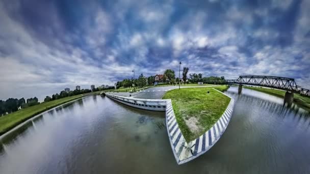 360vr 视频铁路桥梁通过江边的城市之一自然美妙透视反射在水运到美丽的地方旅游 — 图库视频影像