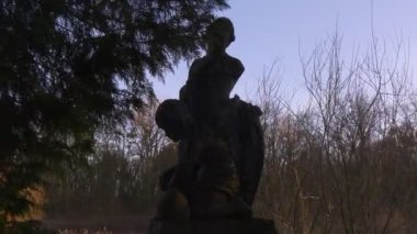 Sonbahar parkında eski bir heykel