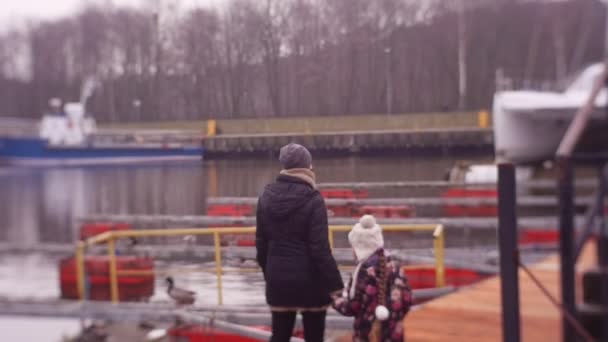 Matka Dcera Spolu Tráví Čas Mořském Přístavu Chladném Podzimním Nebo — Stock video