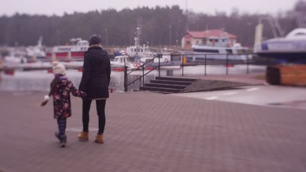 Mother Daughter Walk Sea Promenade Cold Autumn Winter Day — Stock Video