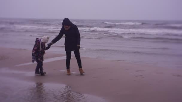 Mother Daughter Walking Sea Coast Cold Weather — Vídeo de Stock
