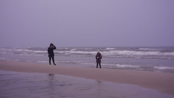 Mother Daughter Walking Sea Coast Cold Weather — Vídeos de Stock