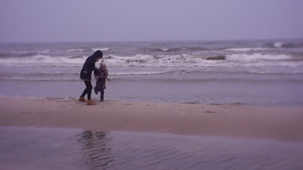 Mother Daughter Walking Sea Coast Cold Weather — Vídeos de Stock