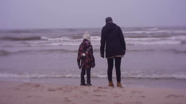 Mother Daughter Walking Sea Coast Cold Weather — Vídeos de Stock