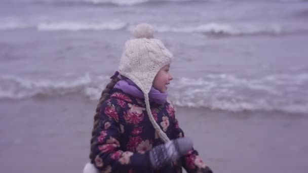 Girl Playing Sea Coast Cold Weather — стоковое видео