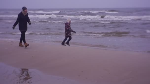 Mother Daughter Walking Sea Coast Cold Weather — Αρχείο Βίντεο