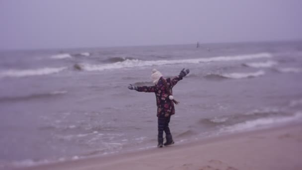 Mother Daughter Walking Sea Coast Cold Weather — 图库视频影像