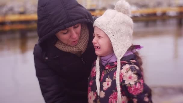 Mãe Chorando Filha Livre Outono Frio Dia Inverno — Vídeo de Stock