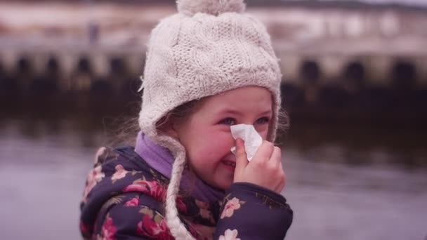 Klein Meisje Gebruik Servet Voor Haar Neus Buiten Koude Herfst — Stockvideo