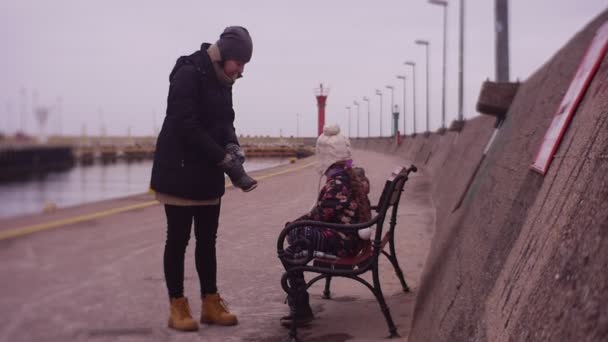 Matka Dát Boty Dceru Nohu Lavičce Mořské Promenádě Chladném Podzimním — Stock video