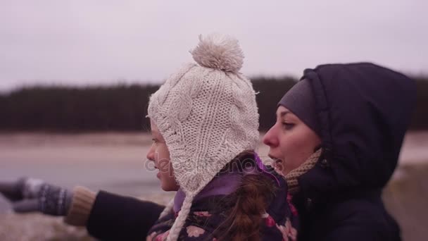 Kvinna pekar till dotter i en riktning av fartyget av far. — Stockvideo