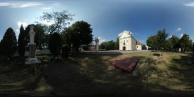 360vr Video Park Zarvanytsia Köyü doğada Yunan Katolik Kilisesi Tapınağı manevi Merkezi güneşli yaz günü turizm Ukrayna tarafından heykeller ağaçlar